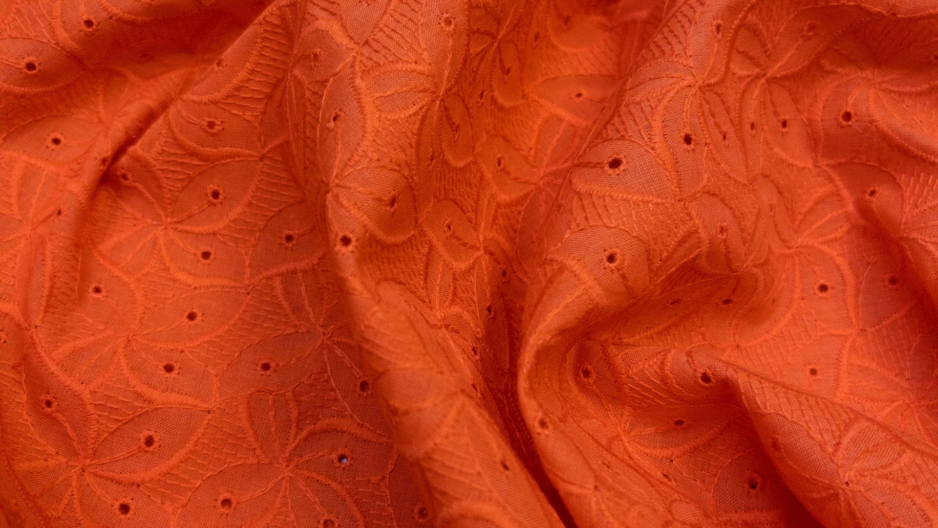 Летняя новинка!
Шитье на хлопковом батисте оранжевого цвета. Лёгкое полотно, немного держит форму, не просвечивает. Подойдет для пошива летнего сарафана, юбки или блузки.