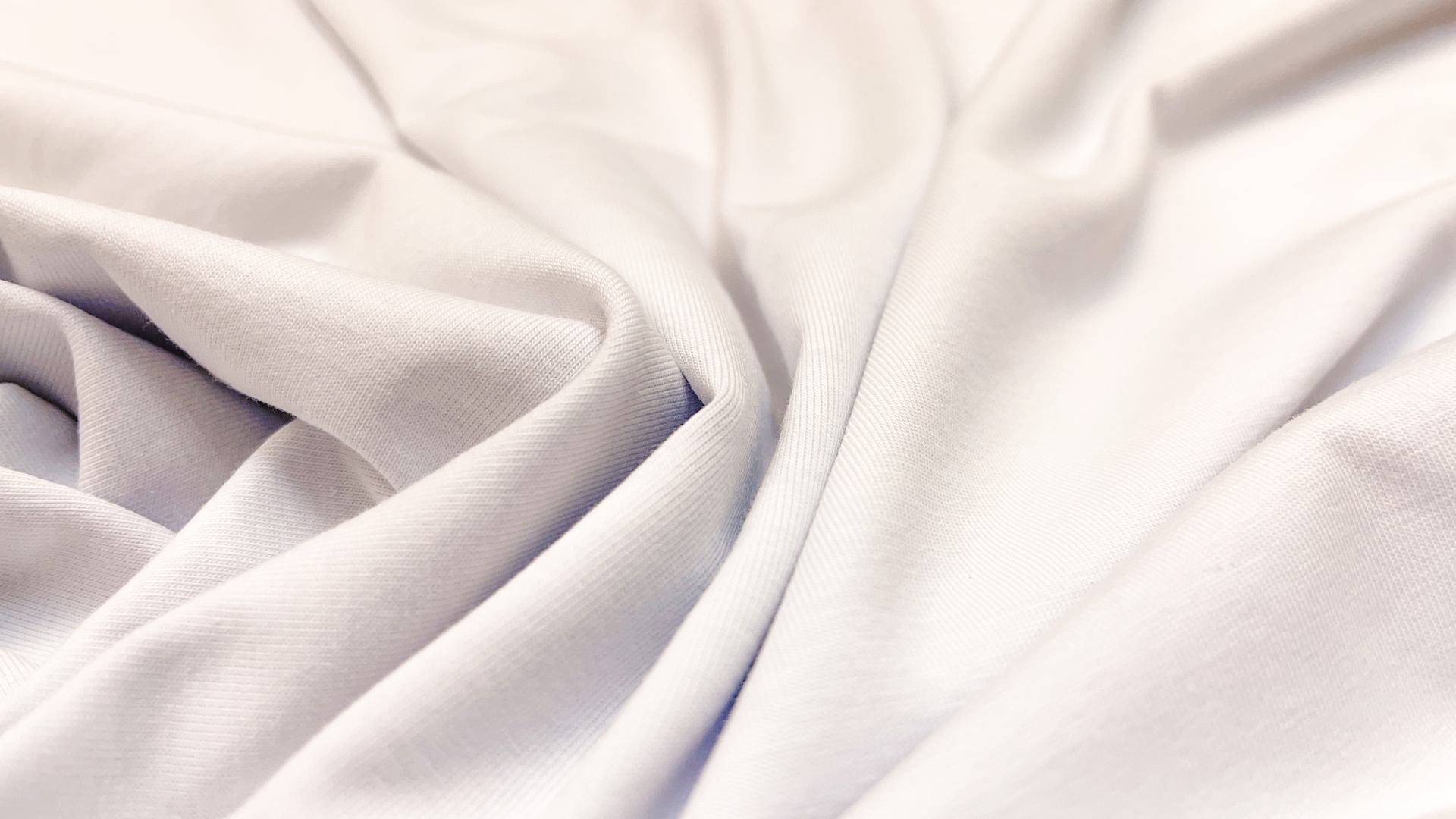 Кулирка белого цвета, качество пенье. Плотность 190 гр м.кв., идеально и для футболок, и для водолазок на холодный период. Полотно пластично, хорошо тянется, можно шить любой силуэт.
