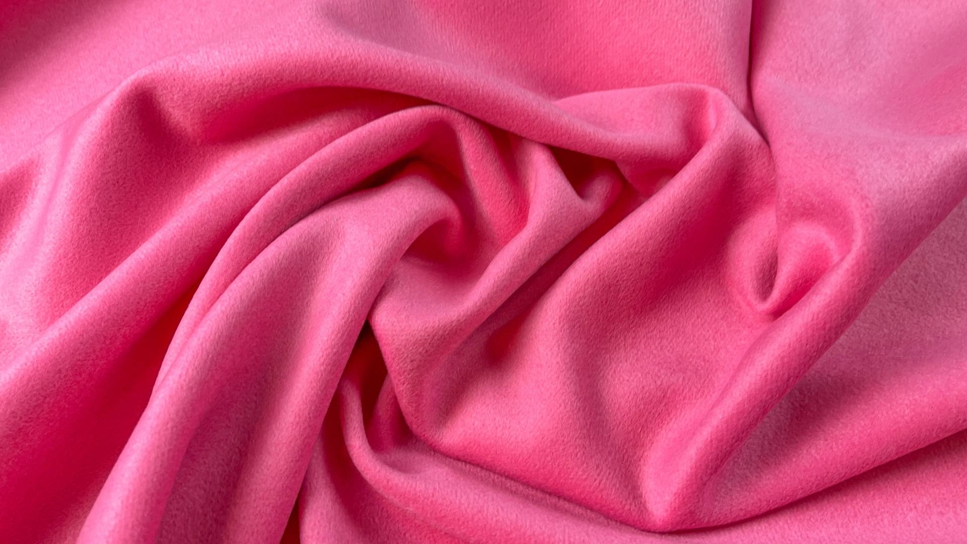 Пальтовая ткань нежно розового оттенка. Полотно с мельчайшим ворсиком, едва заметным, имеет легкий отлив. Полотно довольно плотное, 800 гр м/п, отлично будет смотреться в прямой классике и пальто-рубашке.