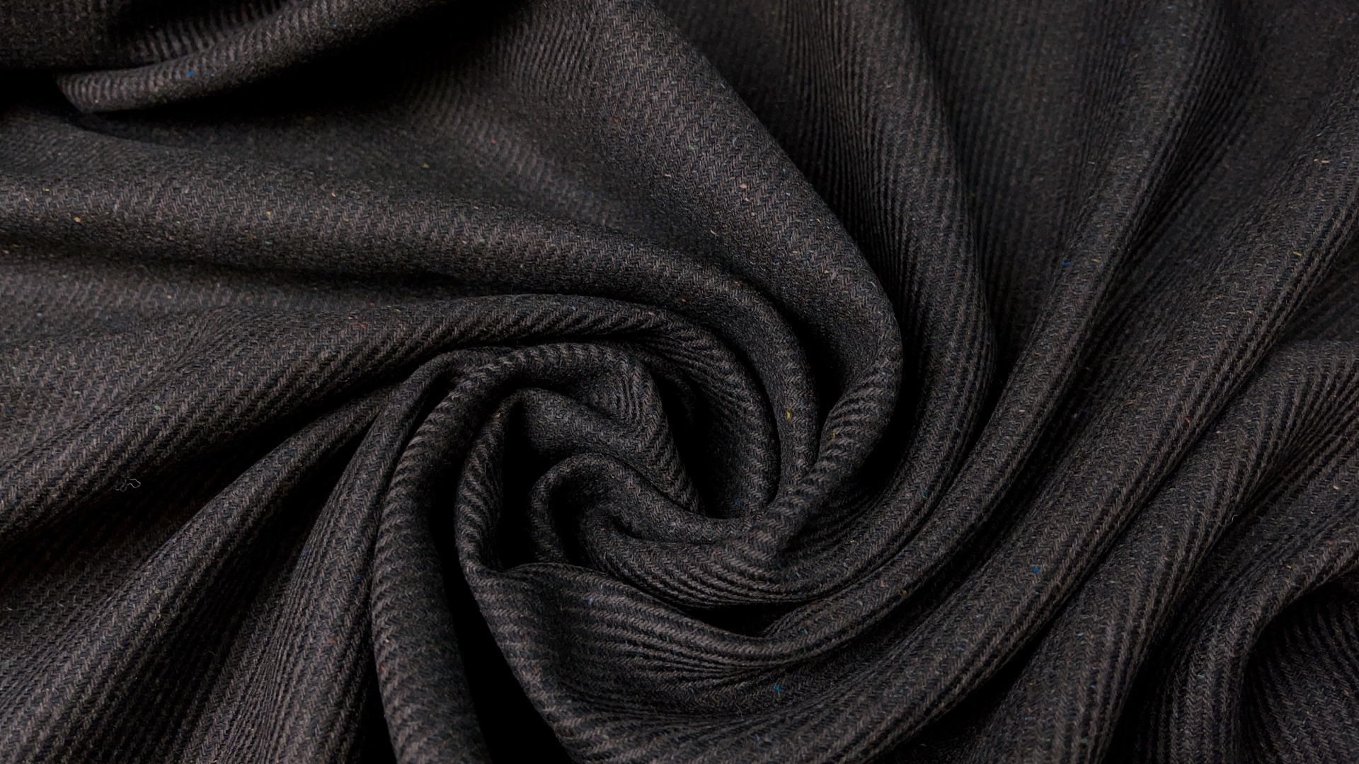 Пальтовая ткань коричневого оттенка с каплей оливы, плотность 445 гр м.п.  Полотно с лоском, выработка в диагональ. Для демисезонного пальто или теплой зимней юбки.