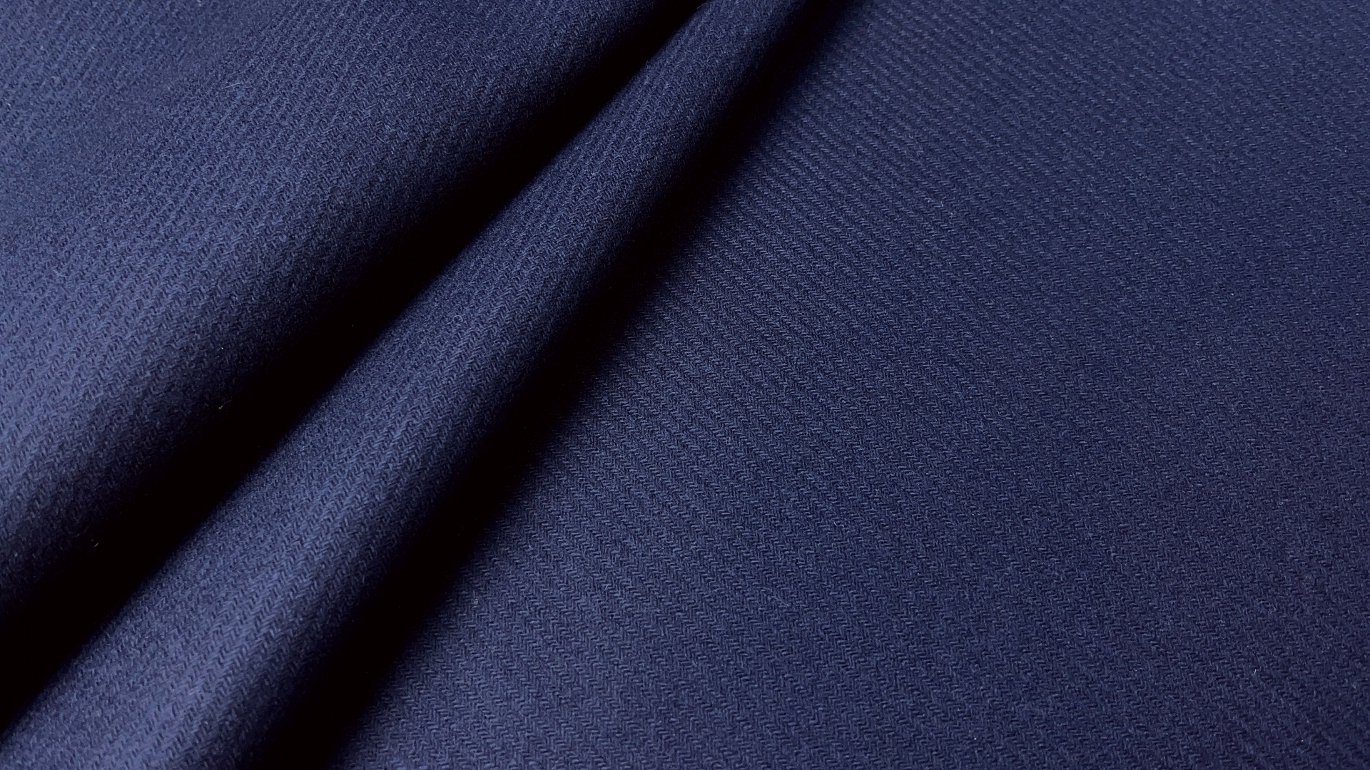 Двухслойная пальтовая ткань темно-синего цвета. Лощеная, с переливом. Идеальна для изделий строгой формы.