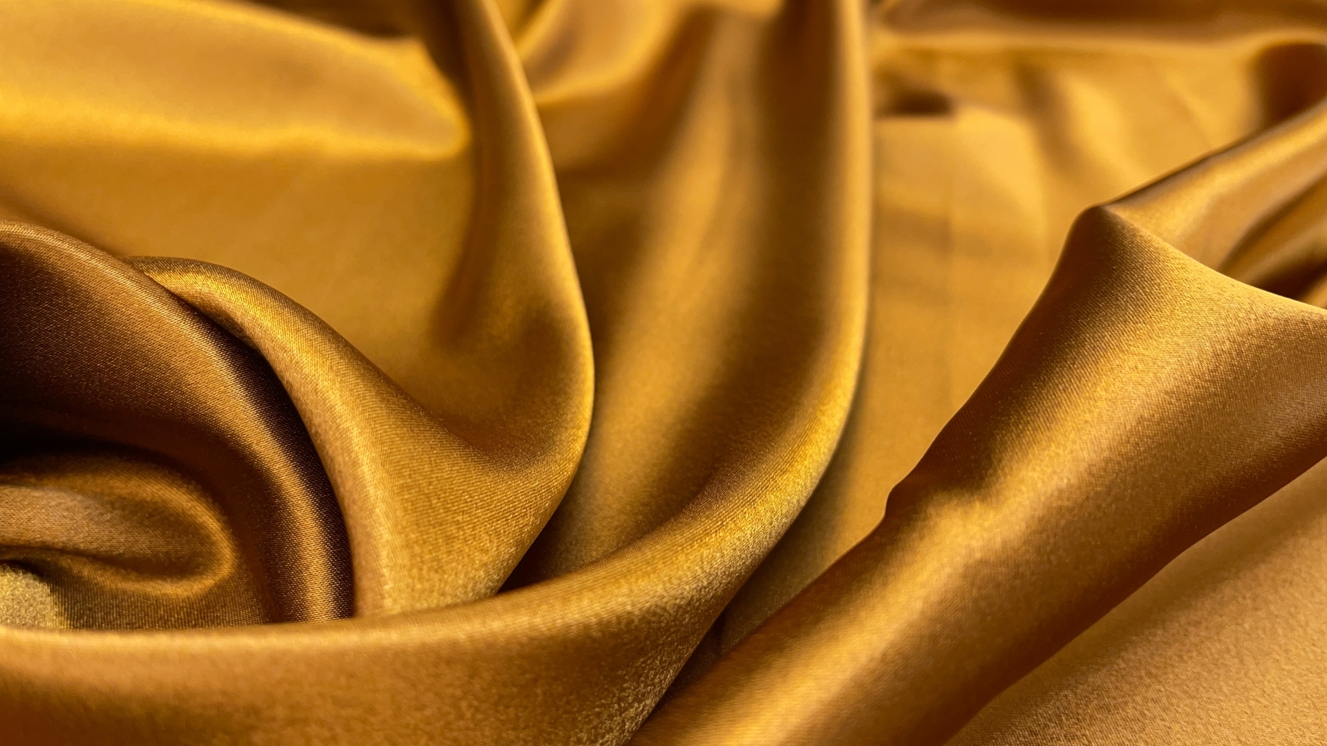 Полиэстеровый атлас красивого золотого цвета. Идеально для чехла под черное кружево или для вечернего платья-комбинации на тонких бретельках.
