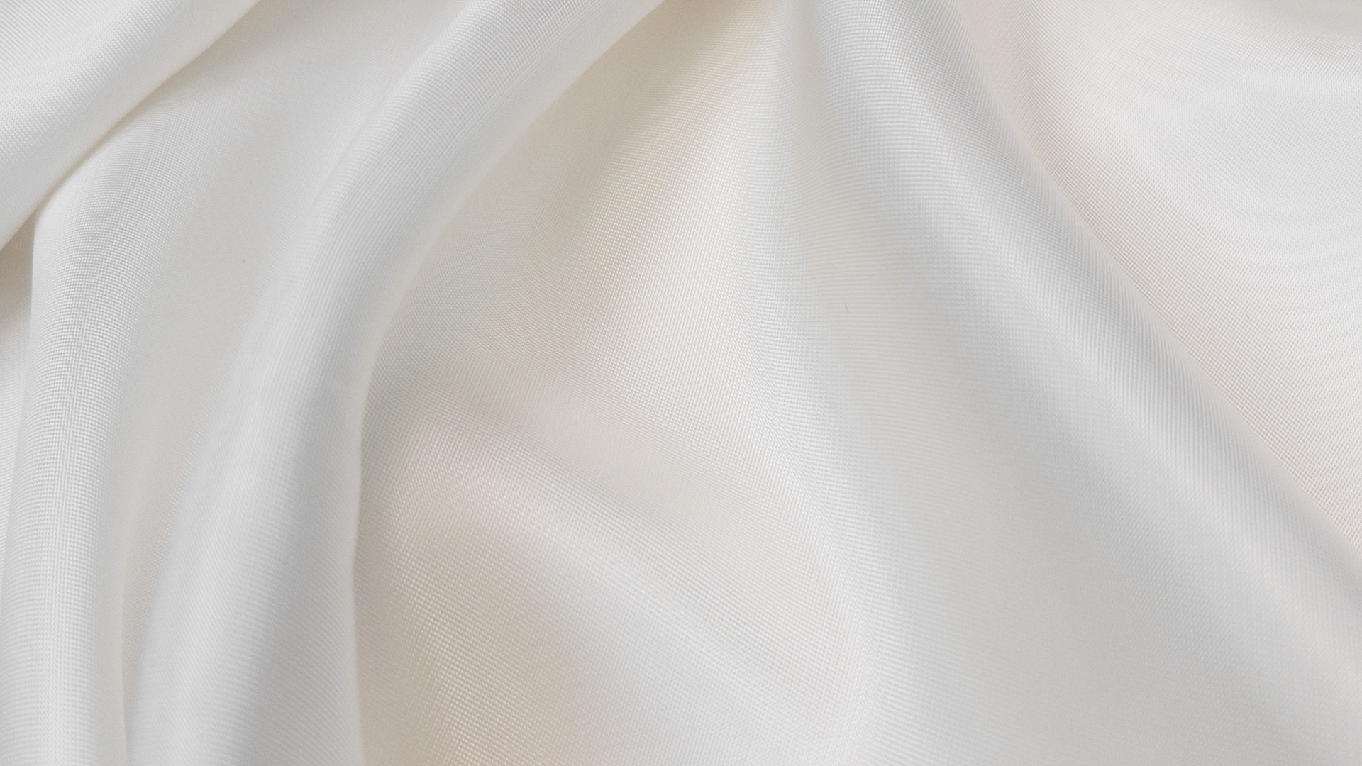 Вискозный костюмно-плательный подклад из брендовых стоковых коллекций теплого белого цвета.
