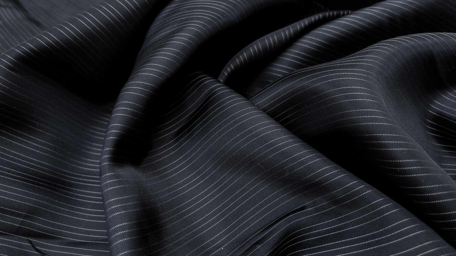 Вискозный костюмно-плательный подклад из брендовых стоковых коллекций черного цвета  с тонкими белыми полосками.