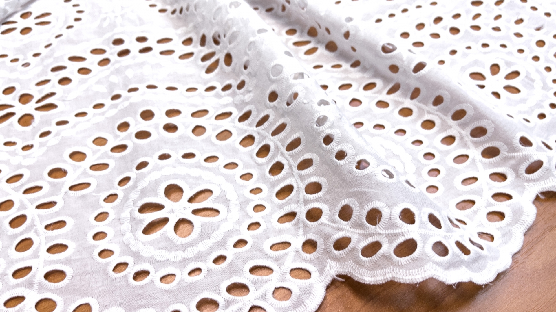 Роскошное шитье белого цвета, дизайн как у коллекционных полотен. Качественная вышивка, обе кромки одинаковые, идеальное завершение низа изделия.