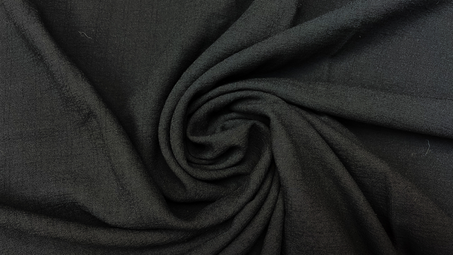 Марлёвка в чёрном цвете из шерсти с добавлением вискозы. Полотно шероховатое, полупрозрачное, рыхлое. Отлично подойдет для пошива платьев, рубашек, в том числе для пошива домашней одежды.