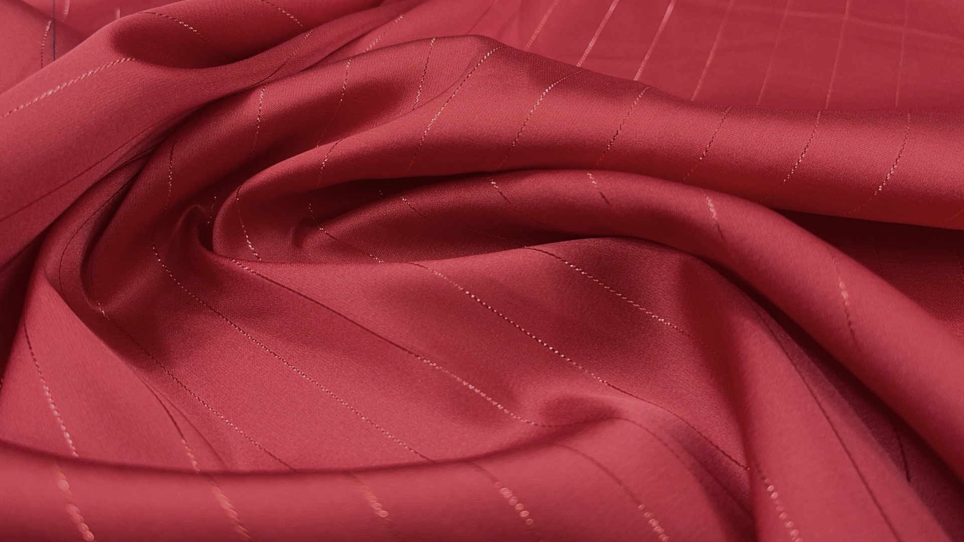 Атлас Армани красного цвета с люрексовой продольной нитью. Атлас изумительного качества, струящийся, с матовым переливом как у натурального шёлка и с бархатистой изнанкой. Идеален для пошива вечерней рубашки, блузы, топа или платья.