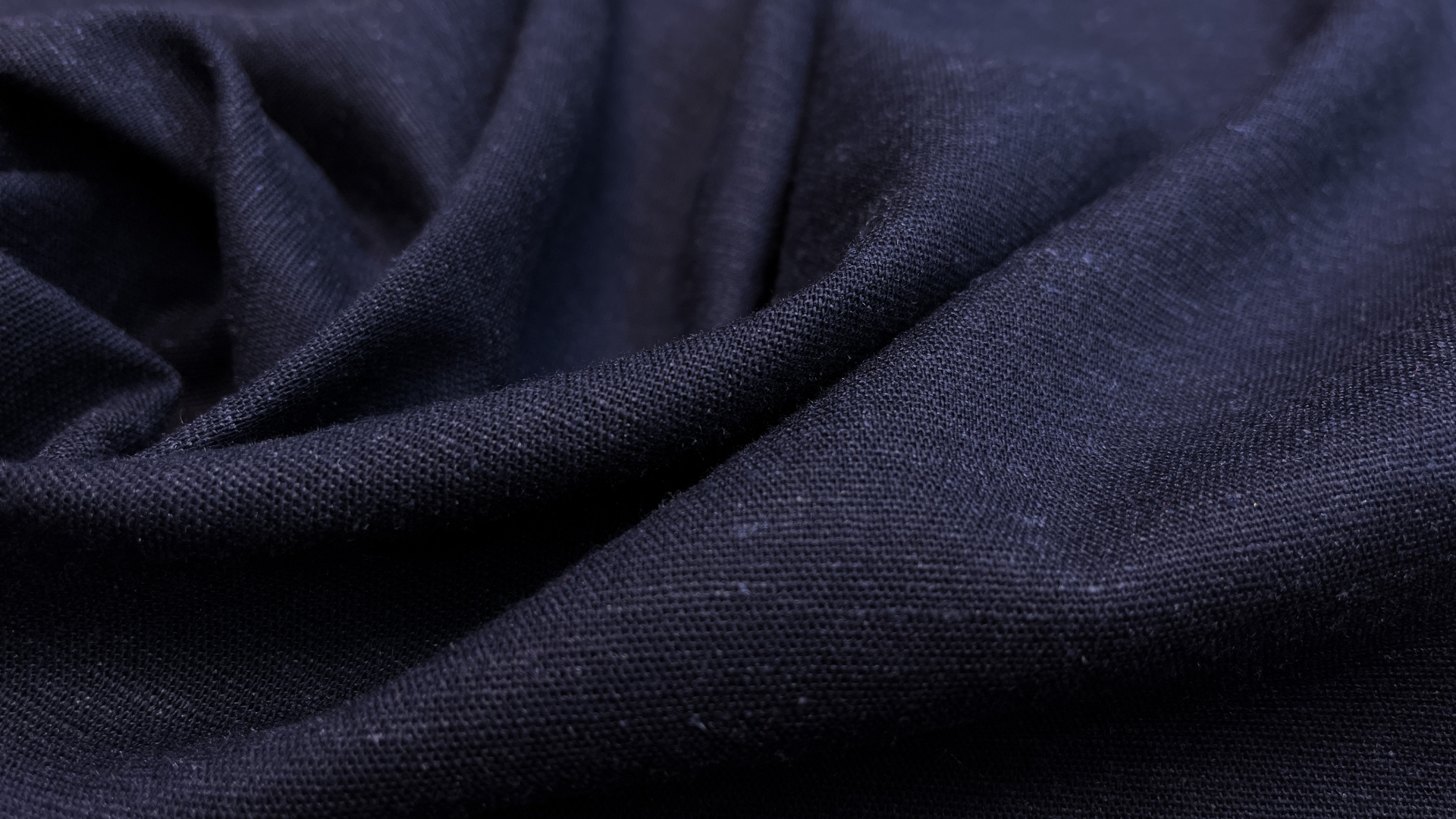 Льняное с вискозой полотно  темно-синего цвета. Полотняная выработка, в основе пластичен, не сухой и не шершавый. Не светится. Можно шить и прямую классику, и свободный крой. Идеально для летних брюк, рубашек оверсайз, прямых свободных базовых платьев.