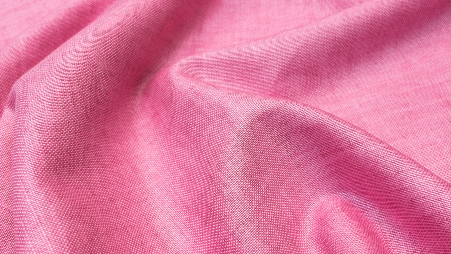 Пополнение коллекции великолепного льна с вискозой. 
Насыщенный розовый цвет. 
Гладкое и лощеное полотно, с красивым отливом.  Совершенно универсальное, хорошо будет смотреться и в рубашке, и в летнем пиджаке, и в широких брюках, и в юбке, и в прямом платье свободного кроя.
