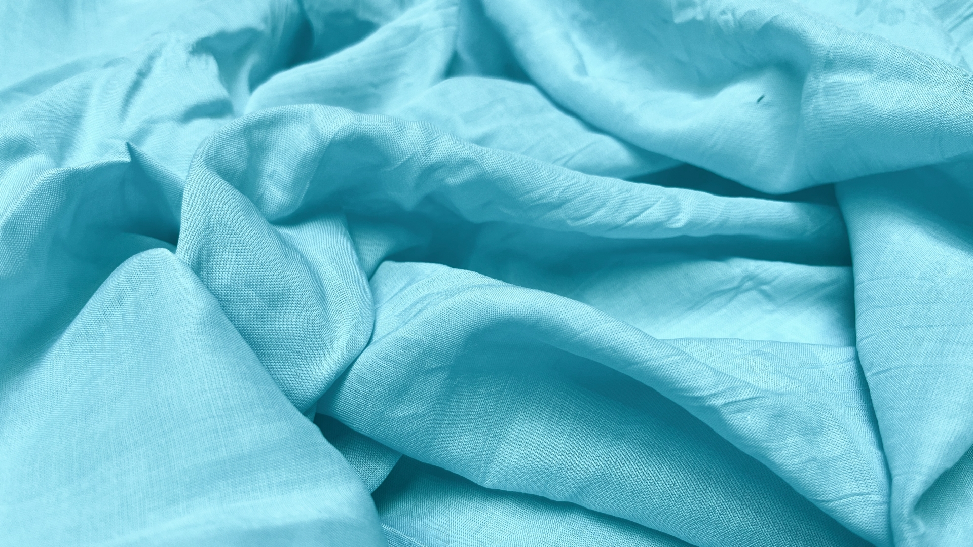 Сорочечная ткань с крэш-эффектом нежно-бирюзового цвета. 

После стирки крэш-эффект становится едва заметным и ширина ткани увеличивается. Из этой ткани получаются великолепные летние платья и блузки, легкие и невесомые.  

Отрезы: 5,5 м.  3,7 м. 3,0 м.