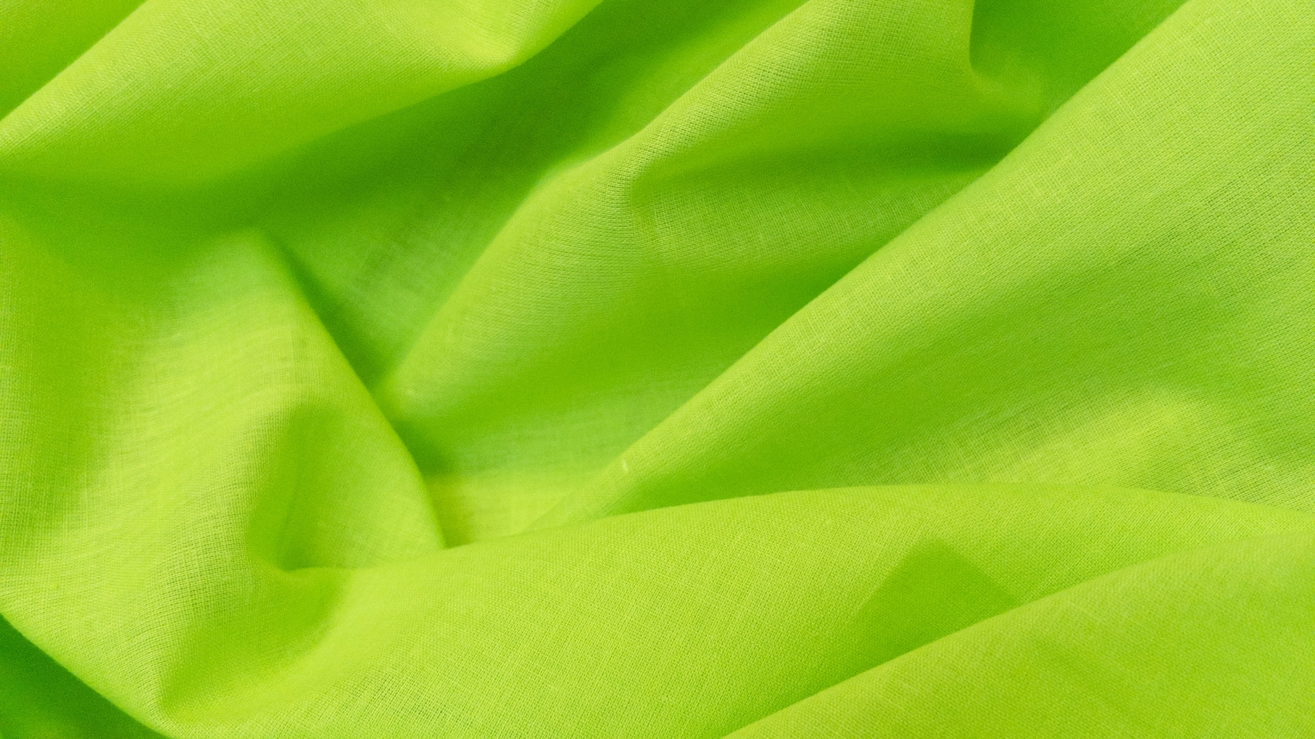 Однотонный батист неоново-зеленого цвета. Идеален в качестве компаньона или подкладки под шитье арт 436796. В основе хлопок, очень мягкий, изящный, колом не стоит. Также из этого батиста получаются очень симпатичные летние рубашки и присборенные юбки.