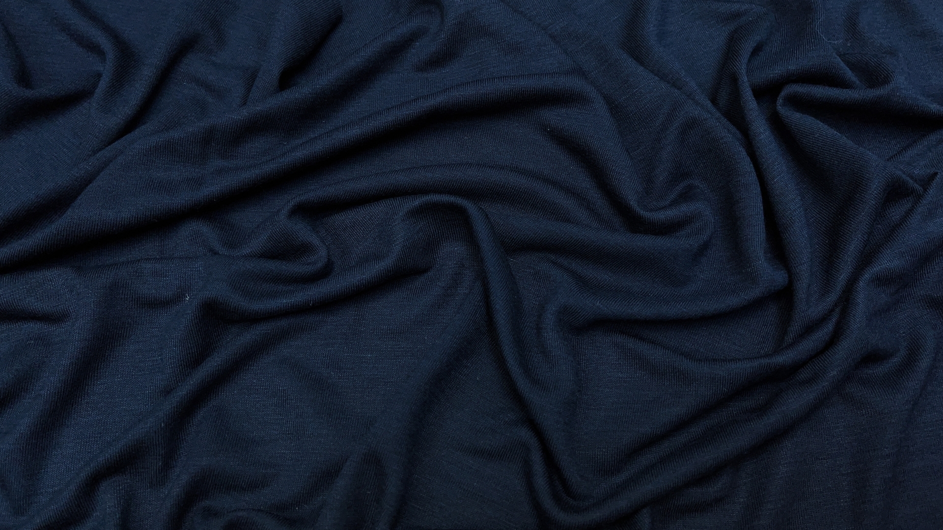 Предзаказ! Ожидаем на склад ориентировочно 23-24 мая. 
Трикотаж темно-синего цвета из итальянского фабричного стока. Довольно легкий, тоненький. Для футболок на лето идеально. Большая ширина, для футболки достаточно одной длины.