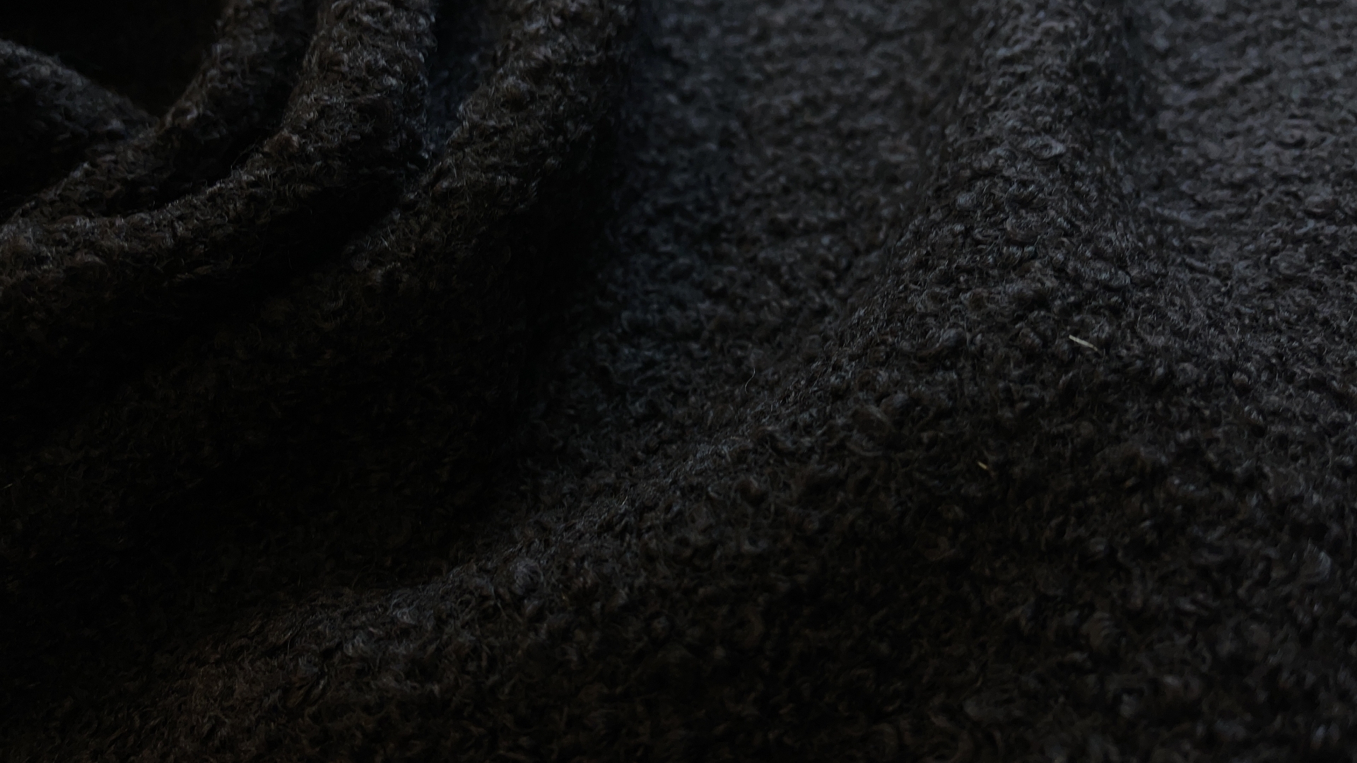 Пальтовая ткань с буклированной выработкой. Плотность 800 гр.  Проверенная десятилетиями, носится пока не надоест, не теряя внешнего вида. Цвет чёрный.