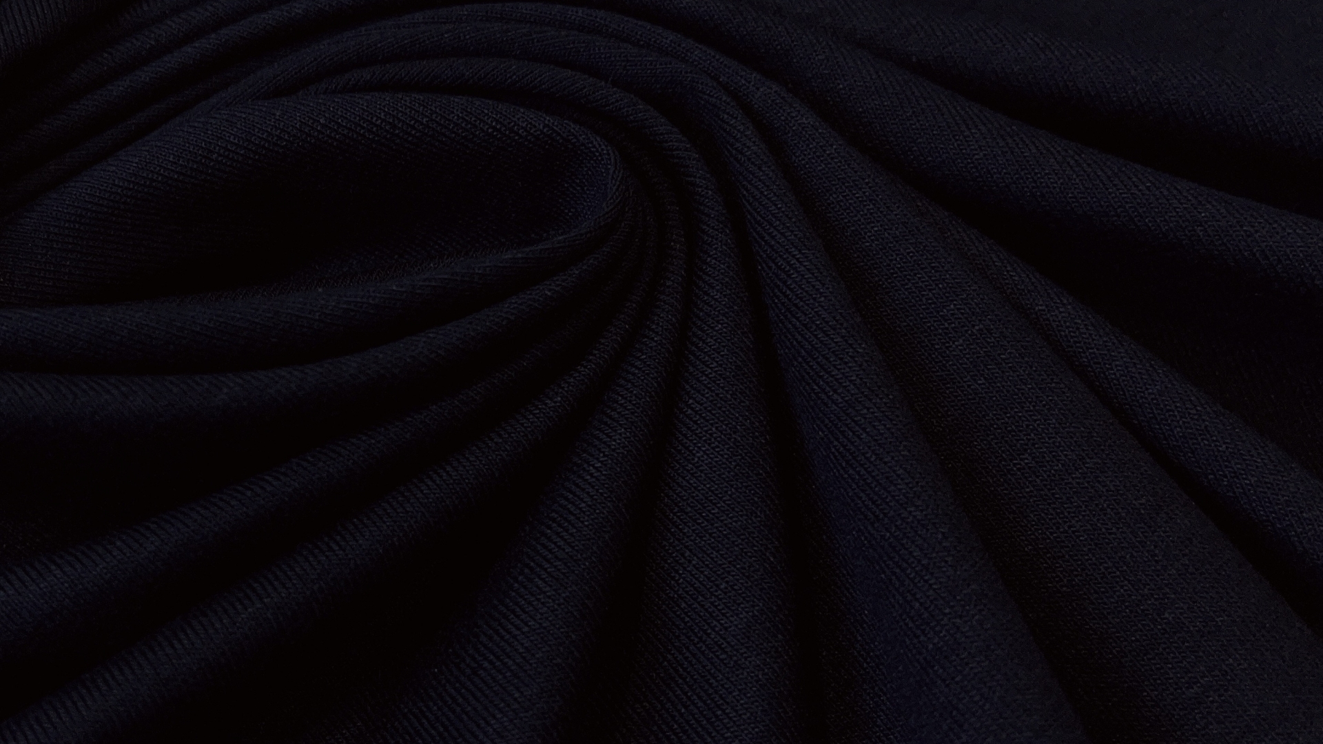 Вискозный трикотаж темно-синего цвета. Идеально подходит для пошива футболок, летних маек и свободных платьев.