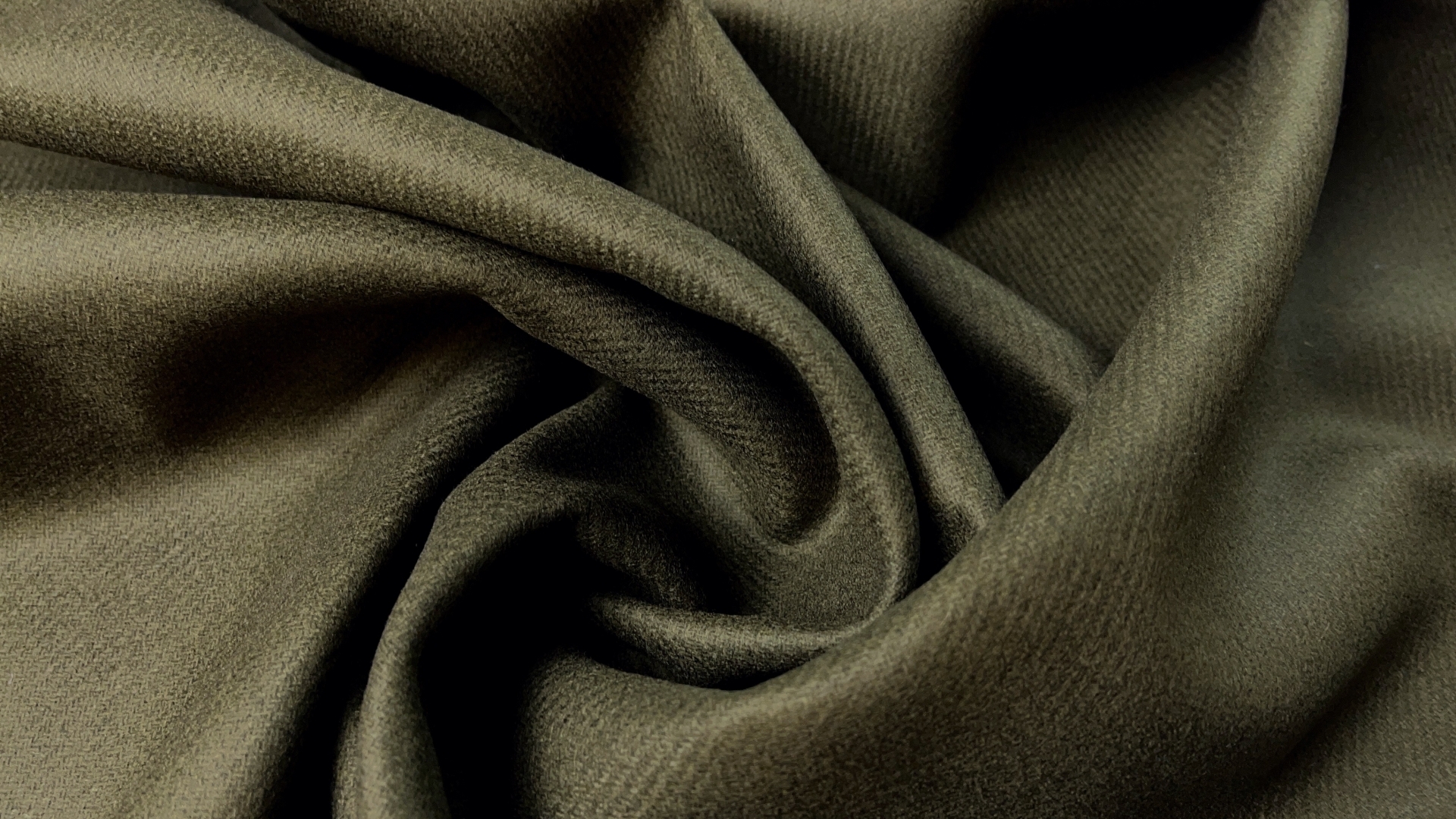 Двухслойная пальтовая ткань цвета оливы.На прямые строгие изделия или модели оверсайз.