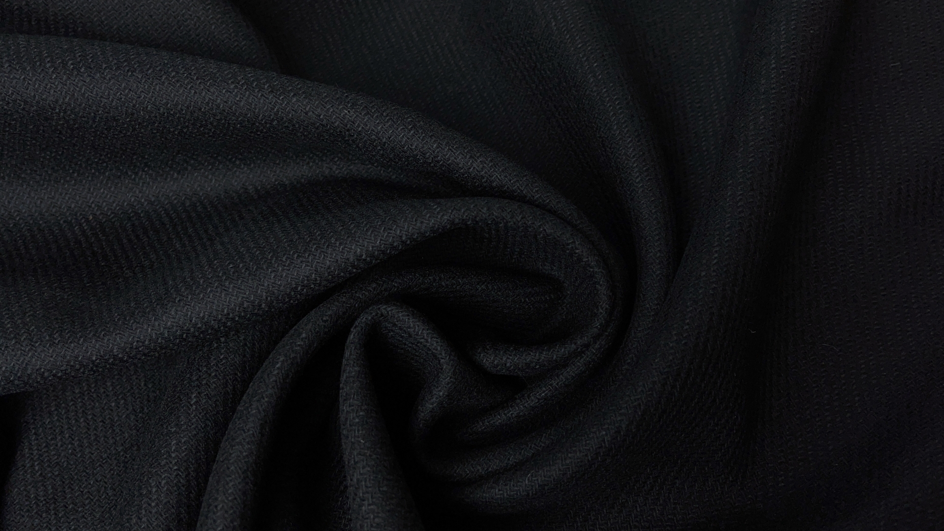Пальтовая ткань черного оттенка, плотность 500 гр м.п.  Полотно с лоском, выработка в диагональ. Для демисезонного пальто или теплой зимней юбки.