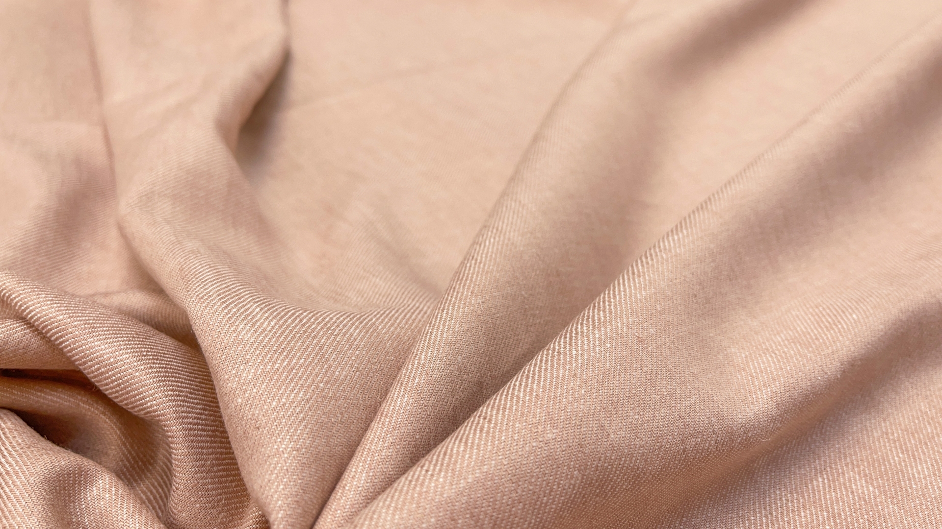 Лен с вискозой диагональной выработки. Цвет пудра с розовым подтоном. Довольно легкое, но не прозрачное. Идеально для широких брюк, рубах и прямых платьев. Характер полотна как у 100% тонкого льна, с характерным измятием и формоустойчивостью.