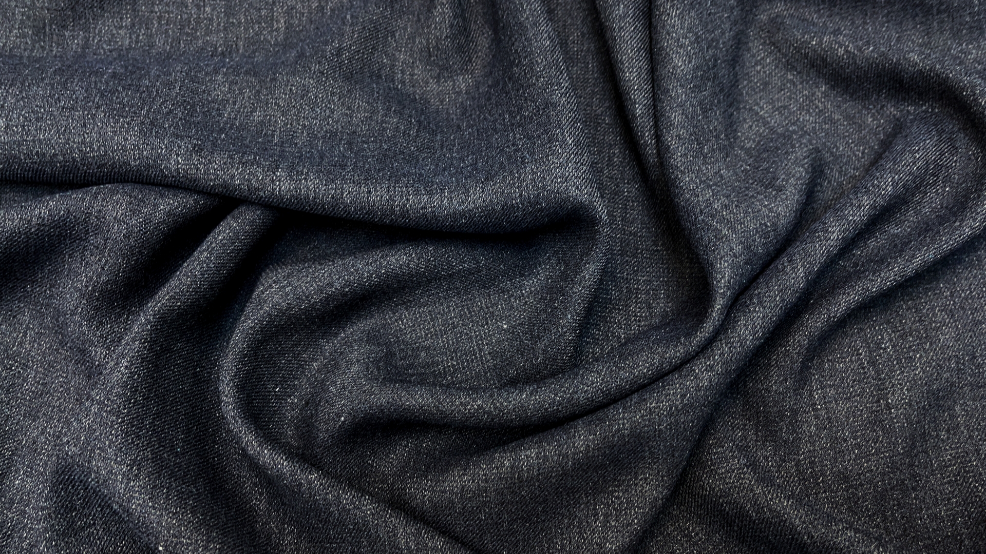 Очень ласковое, мягчайшее вискозное полотно креповой выработки из фабричного стока. Для блузона или рубашки мягкого кроя идеально. Полотно очень хорошо драпируется, можно заправлять в юбку или брюки, не опасаясь излишнего объема в области талии.