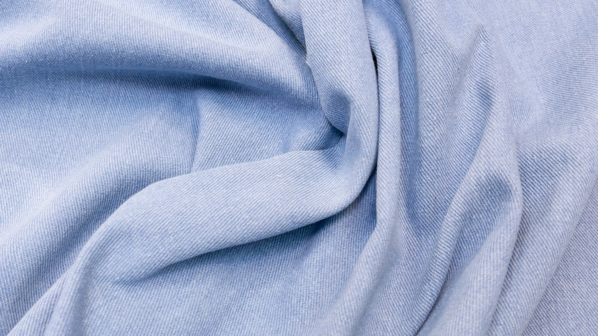 Голубая вареная джинса, плотность 450 гр метр погонный. Настоящий деним, который можно дополнительно обработать жесткой щеткой с моющим средством и высветлить изделие фрагментами.