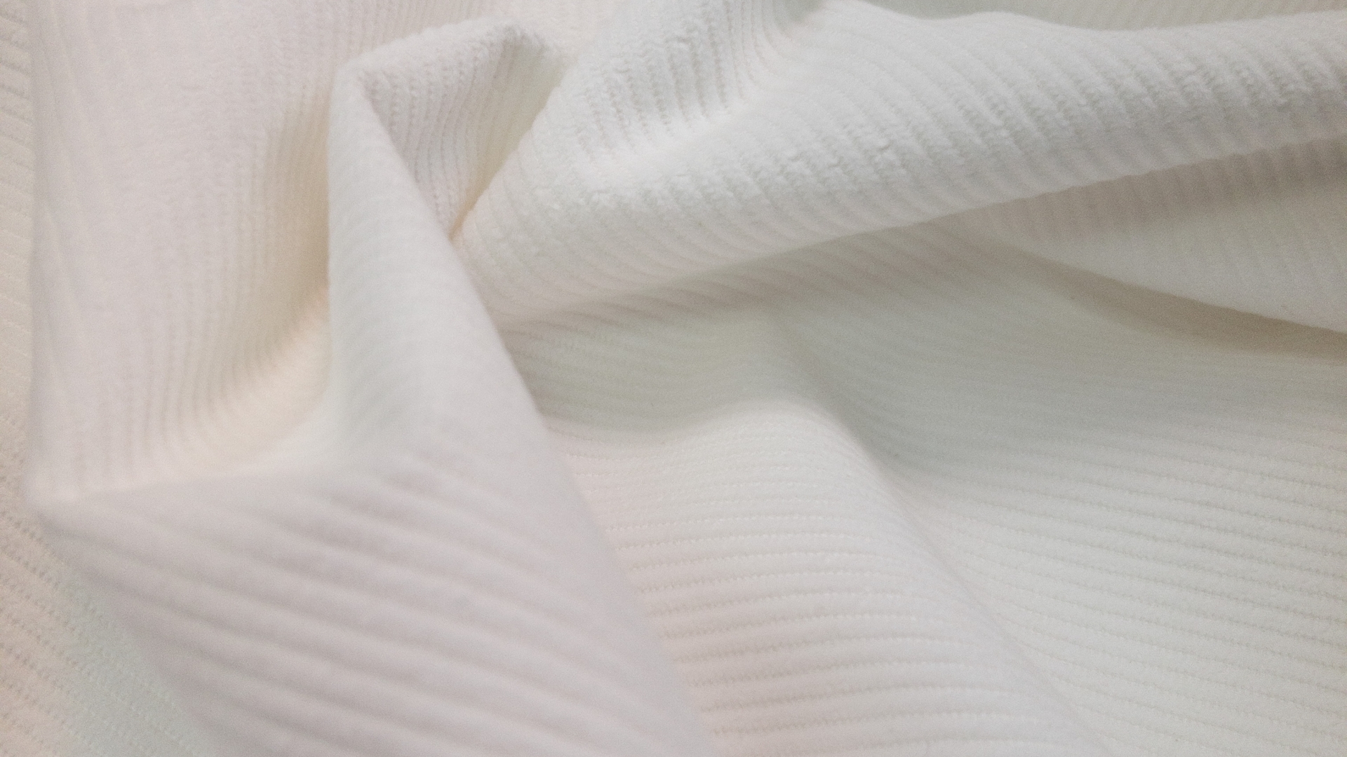 Белый вельвет из коллекционного стока. Рубчик средний, в одном сантиметре примерно 3 рубчика. Вельвет довольно плотный, для рубашки оверсайз или легкой летней куртки.
