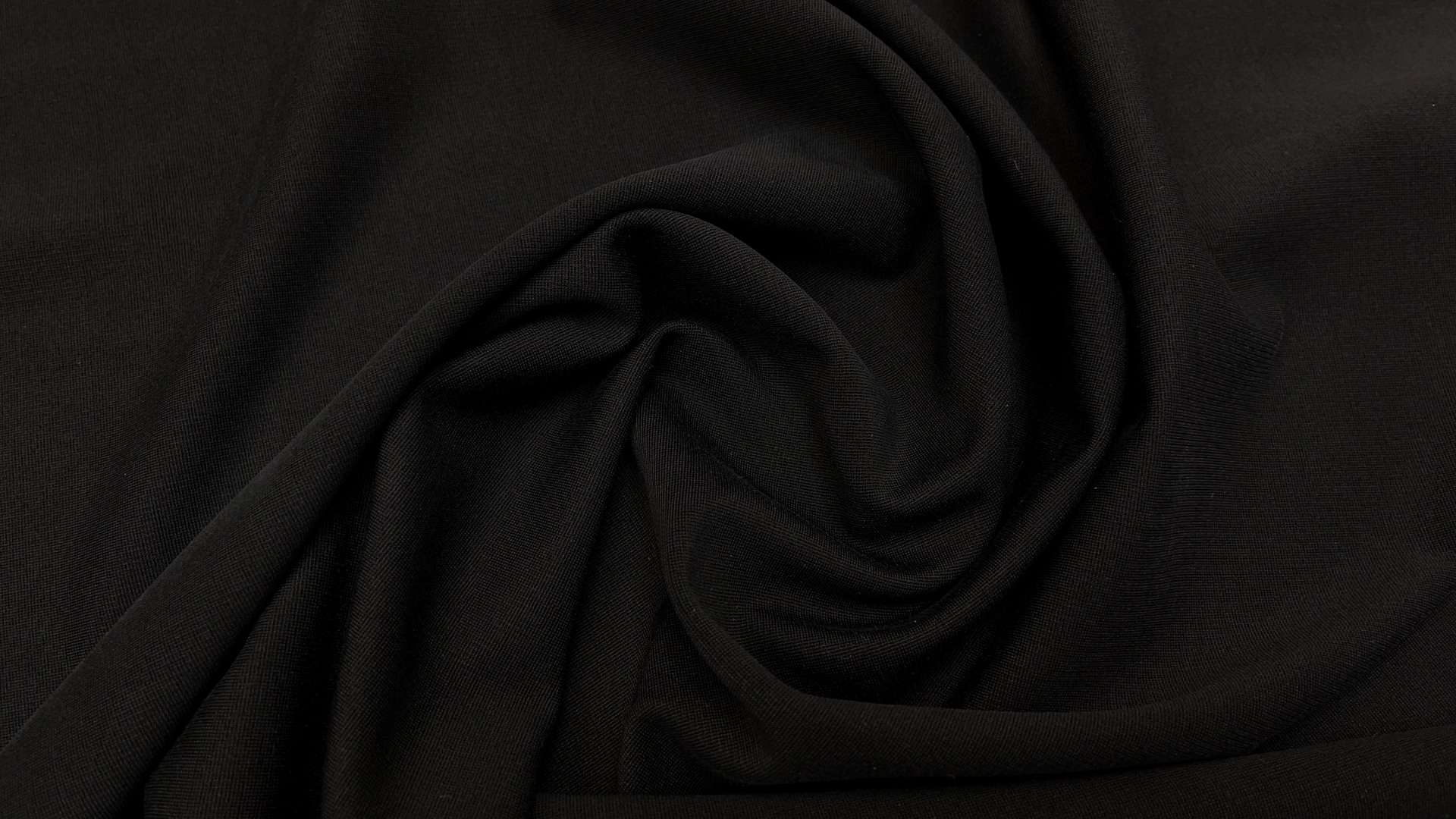 Джерси черного цвета из итальянского фабричного стока. Очень приятное тактильно, гладкое, поверхность без пушистости. Эластичное, тянется в четыре стороны. Идеально для базового платья любого силуэта. Также можно шить спортивные брючки.