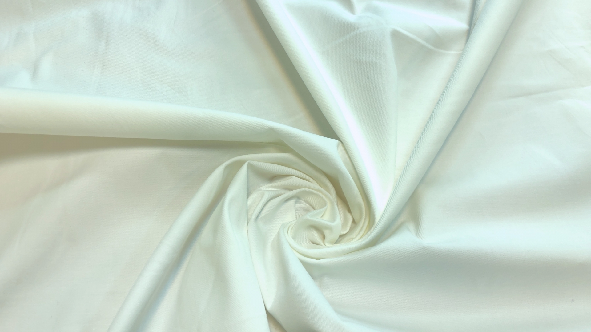 Сток итальянских фабрик! Великолепный хлопковый габардин с эластаном. Мелкая диагональ, поверхность гладкая, лощёная. Идеален для летних костюмов, брюк, спортивных юбок и пиджаков. Цвет белый.