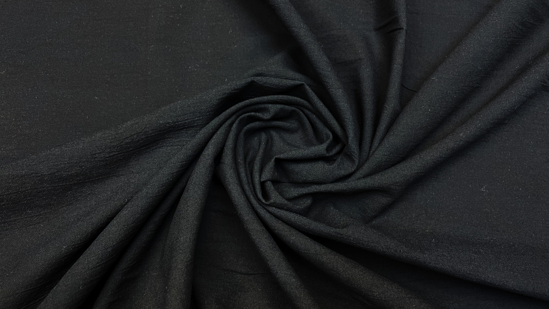 Хлопковая марлевка в чёрном цвете. Имеет ряд преимуществ за счет невесомости полотна,
гигроскопичности, преобладает  
превосходным воздухообменом и 
гипоаллергенна. Отлично подойдет для пошива платьев, рубашек, в том числе для пошива домашней одежды.