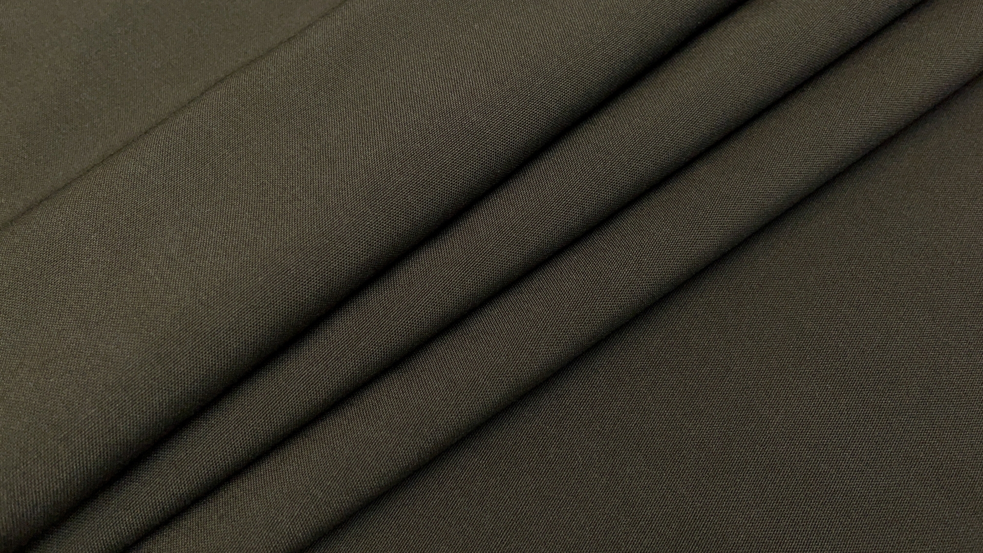 Плотная формоустойчивая шерсть цвета хаки. Идеально для пиджака оверсайз