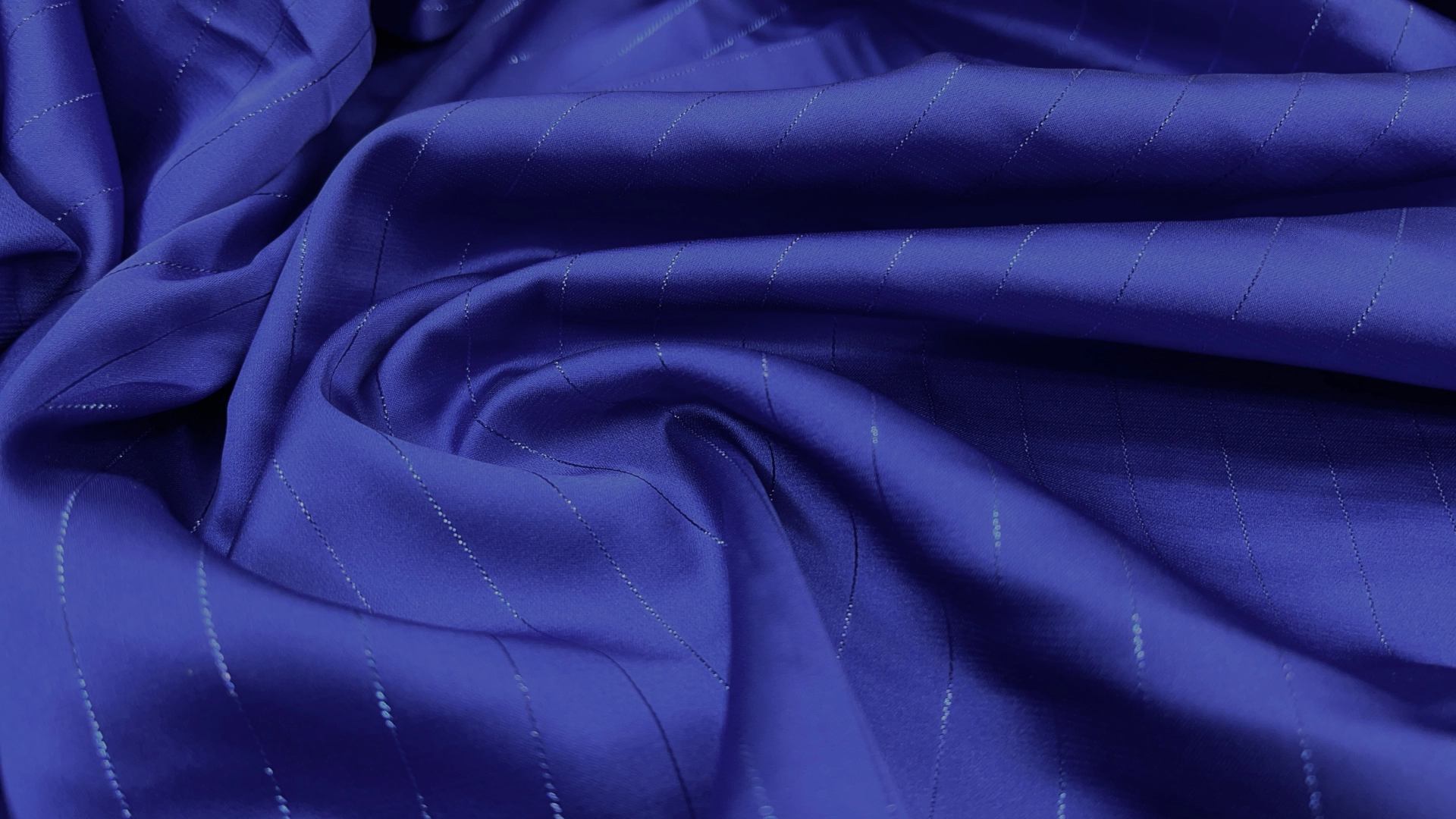 Атлас Армани цвета электрик с люрексовой продольной нитью. Атлас изумительного качества, струящийся, с матовым переливом как у натурального шёлка и с бархатистой изнанкой. Идеален для пошива вечерней рубашки, блузы, топа или платья.