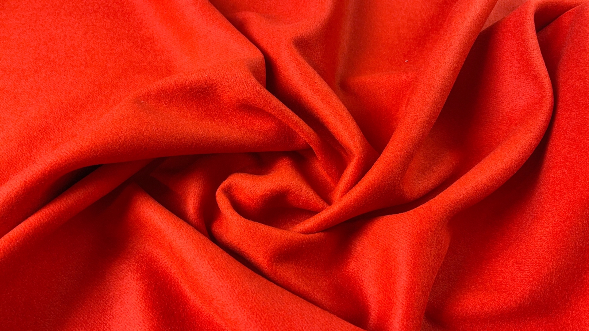 Пальтовая ткань насыщенного оранжевого оттенка. Полотно с мельчайшим ворсиком, едва заметным, имеет легкий отлив. Полотно довольно плотное, 800 гр м/п, отлично будет смотреться в прямой классике и пальто-рубашке.
