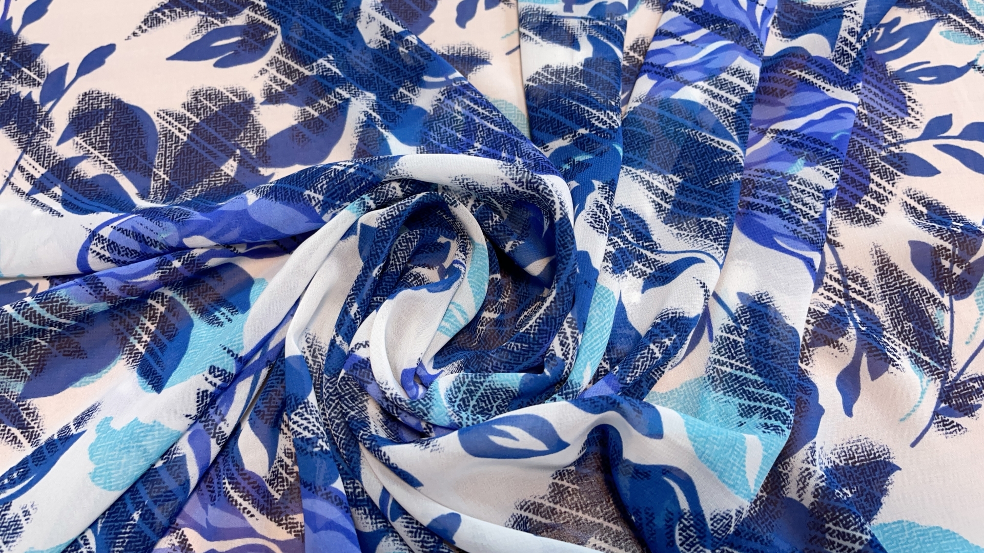 Шифон с принтом в сине-белой гамме. Акварельные цветы, легкая полупрозрачность, этот шифон просто создан для длинного летящего платья или юбки. В качестве подкладки можно использовать штапель.
