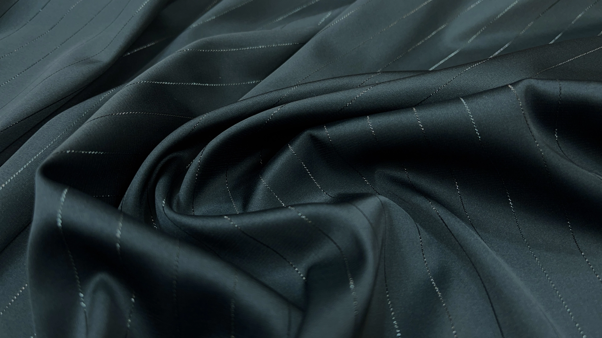 Атлас Армани сложного хвойного цвета с люрексовой продольной нитью. Атлас изумительного качества, струящийся, с матовым переливом как у натурального шёлка и с бархатистой изнанкой. Идеален для пошива вечерней рубашки, блузы, топа или платья.