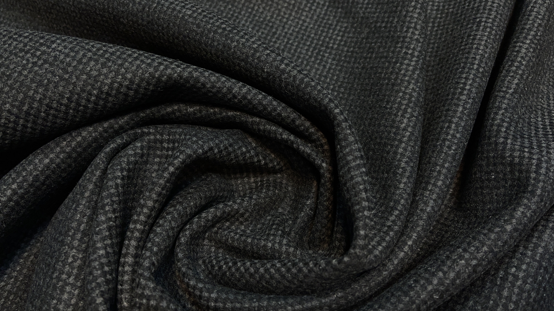 Облегчённая пальтовая ткань с жаккардовой выработкой в мелкий ромбик. Отлично драпируется. Подходит для пошива изделий под пояс типа пальто-халата или кардигана.