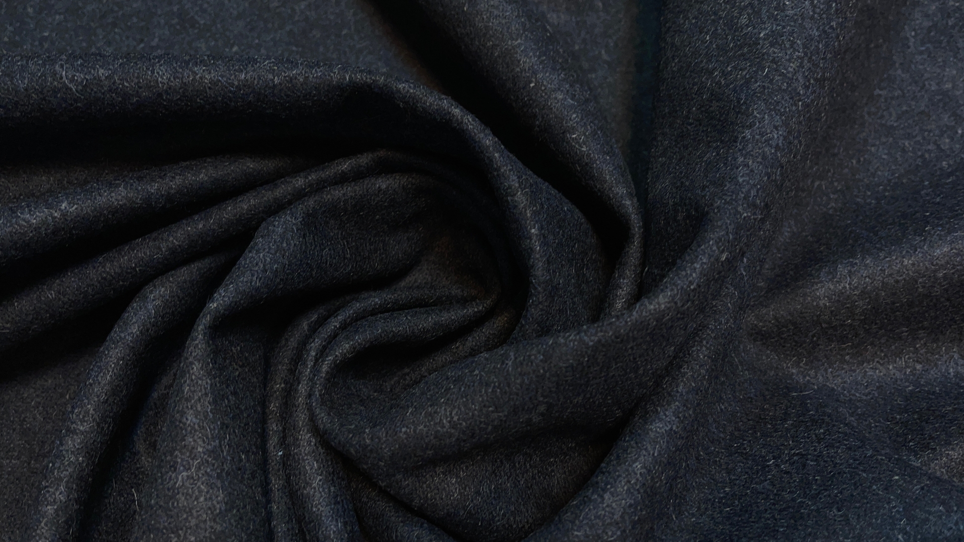 Пальтовая ткань спокойного синего цвета с каплей серого. Полотно плотное, но не толстое. Идеально подойдёт для облегчённого классического пальто или тёплого пиджака.