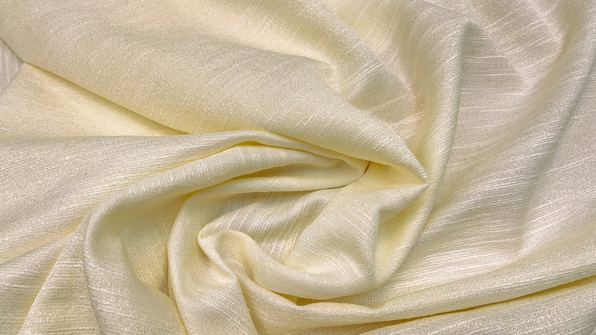 Весенне-летнее костюмное полотно твидовой выработки. Цвет светлый желтый. Имеет красивый лёгкий отлив. Полотно мягкое и пластичное по характеру, для платья-футляра или весеннего костюма. Не прозрачное, можно шить без подкладки.