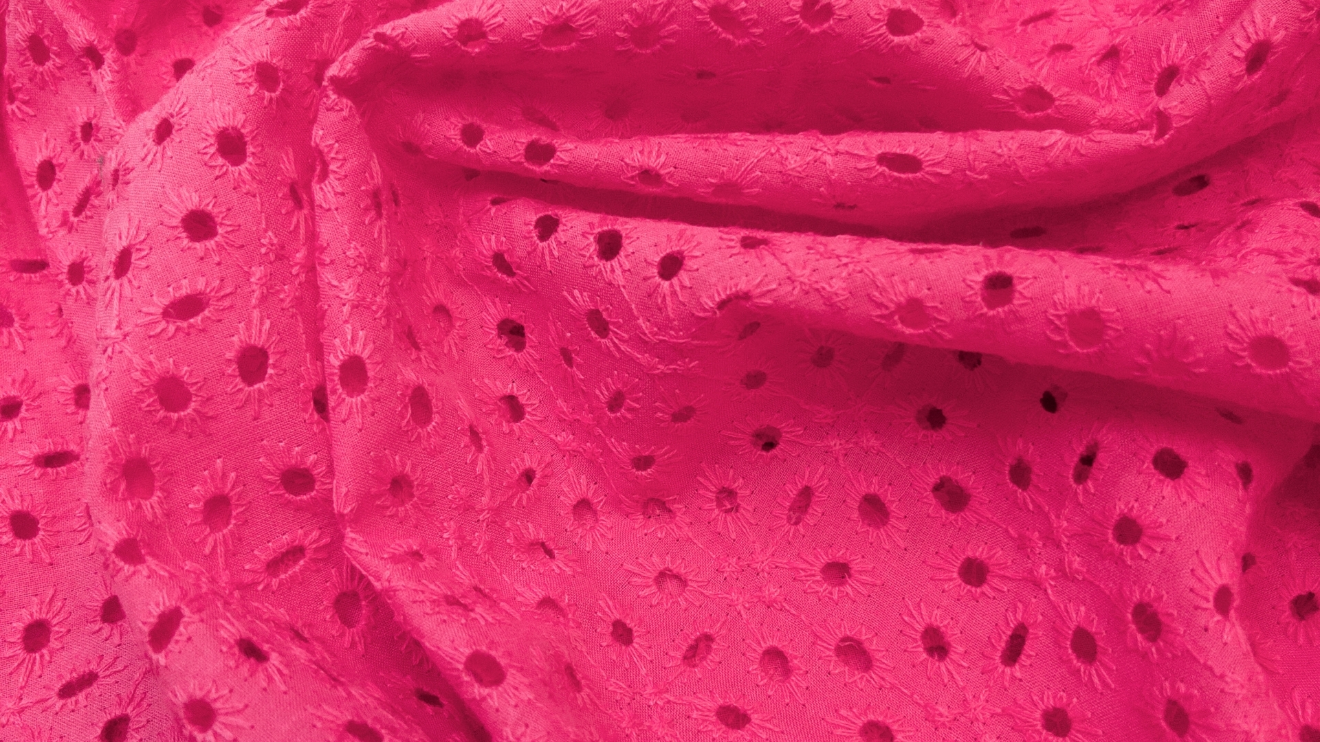 Хлопковое шитье в цвете розовая фуксия. Ткань воздухопроницаемая, средней сминаемости. На ощупь нежная, тонкая и приятная. Идеально для рубашки или длинного свободного платья, для которого понадобится подклад.