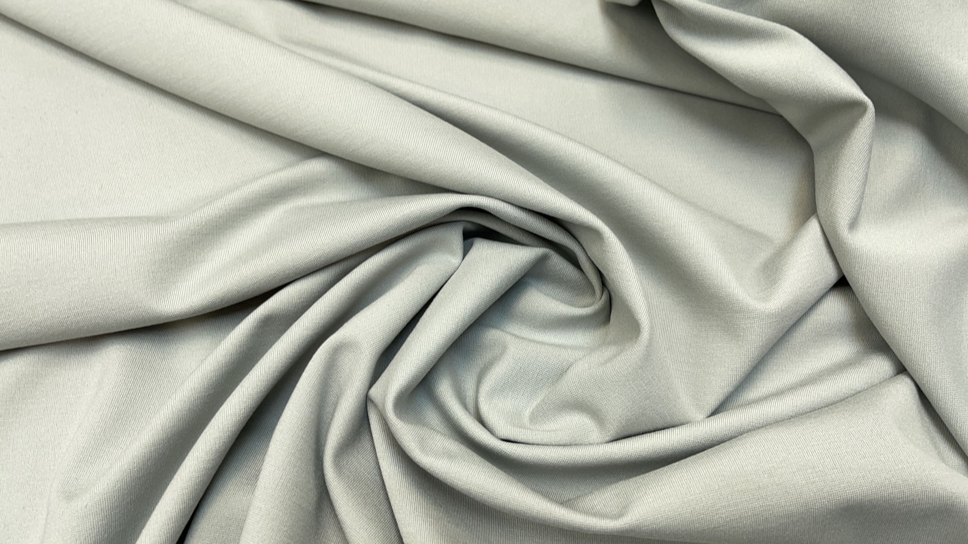 Джерси жемчужно-серого цвета из итальянского фабричного стока. Эластичное, тянется в четыре стороны. Идеально для базового платья любого силуэта. Также можно шить спортивные брючки.