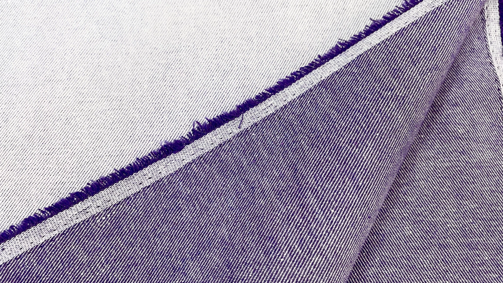 Двусторонний джинс с выраженным рубчиком фиолетового цвета. Подойдет для пошива летних джинс, куртки или юбки.