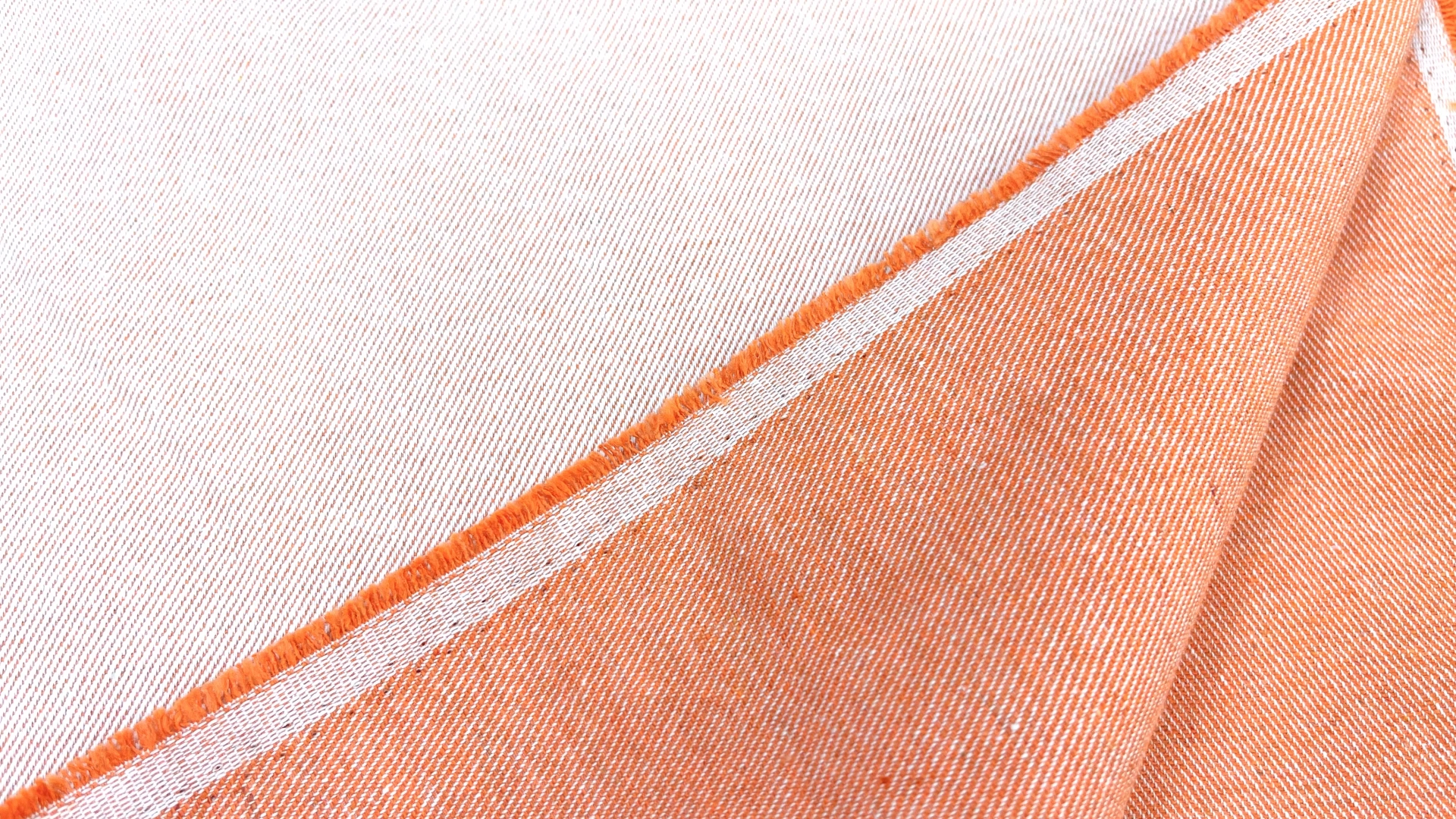 Двусторонний джинс с выраженным рубчиком оранжевого цвета. Подойдет для пошива летних джинс, куртки или юбки.