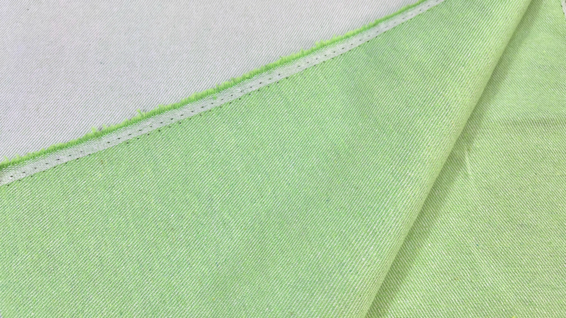 Двусторонний джинс с выраженным рубчиком ярко-яблочного цвета. Подойдет для пошива летних джинс, куртки или юбки.