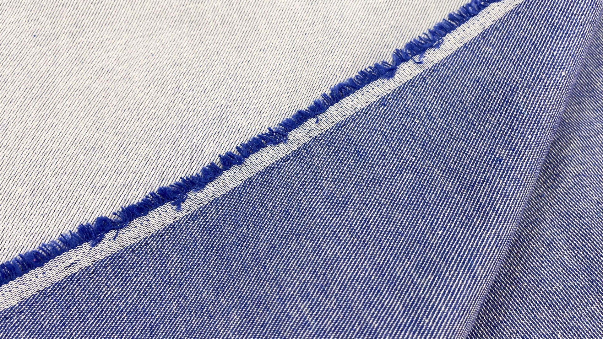 Двусторонний джинс с выраженным рубчиком ярко-синего цвета. Подойдет для пошива летних джинс, куртки или юбки.