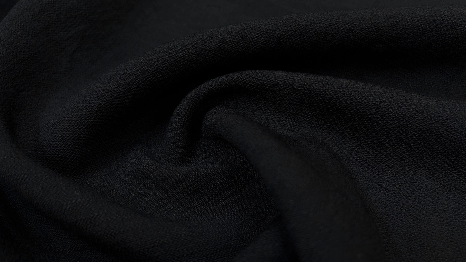 Плательный хлопок крэш черного цвета. Имеет жаккардовую выработку, устойчив к сминанию, совершенно не светится. Подойдет для пошива летнего платья, широких брюк, рубашки, свободных шорт с топом.