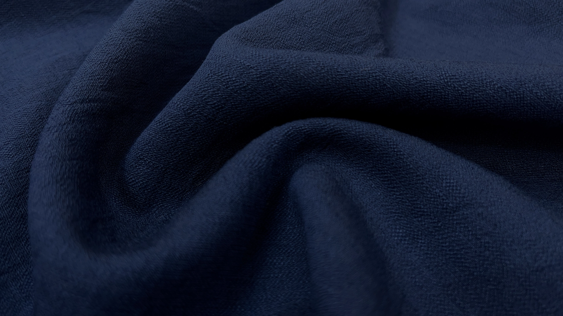 Плательный хлопок крэш синего цвета. Имеет жаккардовую выработку, устойчив к сминанию, совершенно не светится. Подойдет для пошива летнего платья, широких брюк, рубашки, свободных шорт с топом.