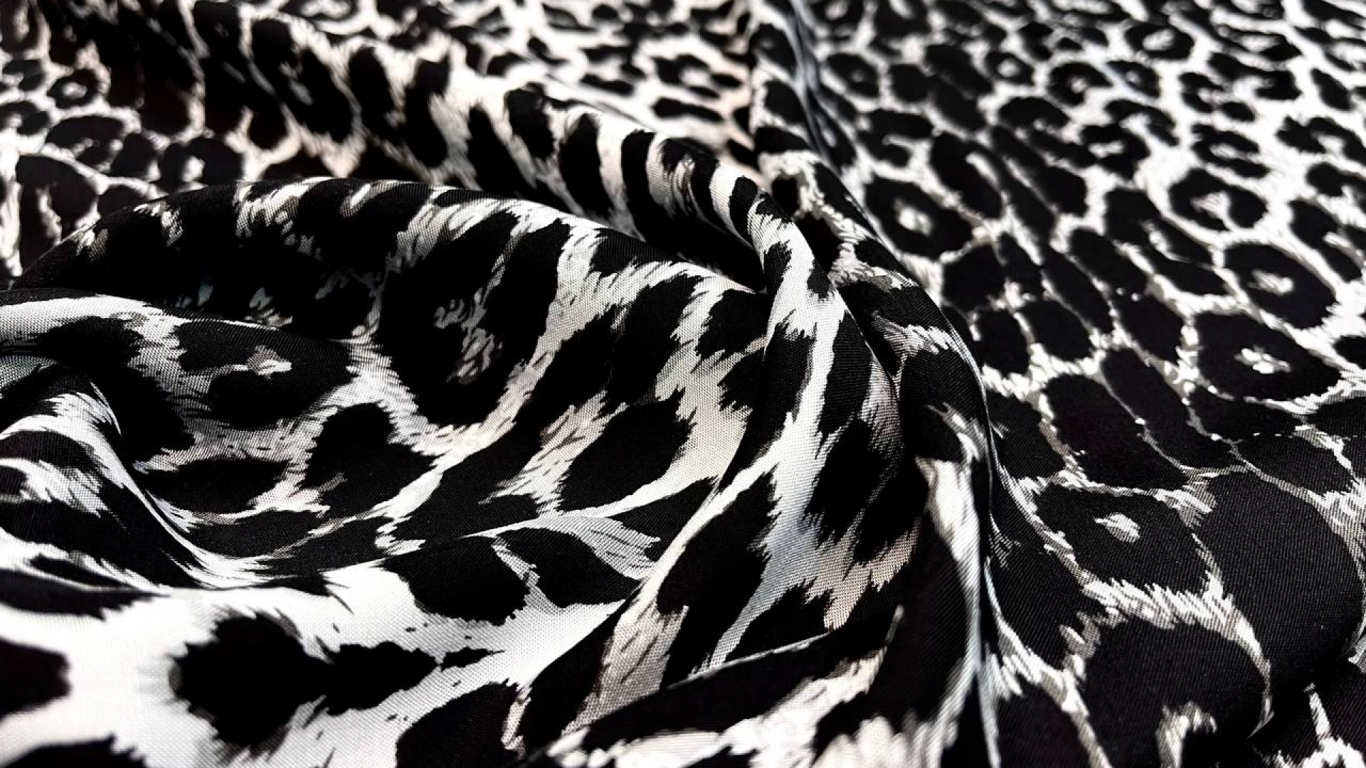 Вискозный штапель с леопардовым принтом в черно-серой гамме. Идеален для летних свободных платьев, рубашек и топов.