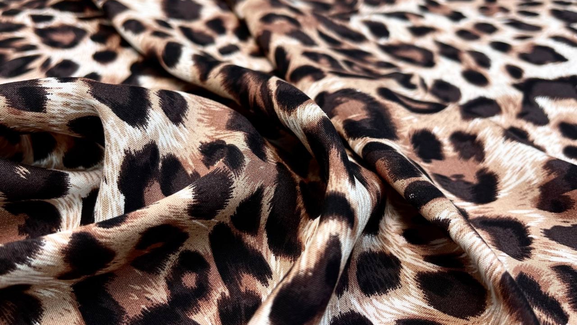Вискозный штапель с леопардовым принтом в коричневой гамме. Идеален для летних свободных платьев, рубашек и топов.