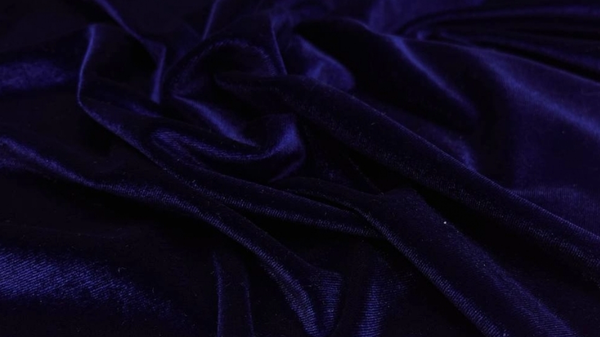 Бархат с плотно набитым ворсом, за счет это цвет становится более глубоким и насыщенным. Цвет чернильно-синий, горящий оттенок невероятно красивый. Тактильно бархат невероятно мягкий, шелковистый и очень хорошо тянется в обе стороны.
Идеален для пошива новогоднего платья, базовой юбки по фигуре, водолазки или топа, а также свободных брюк.