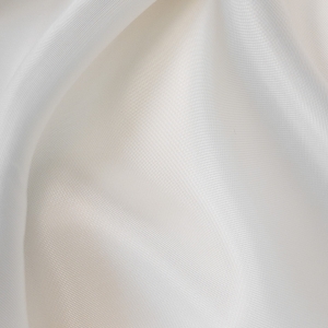 Вискозный костюмно-плательный подклад из брендовых стоковых коллекций теплого белого цвета.