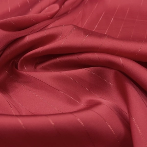 Атлас Армани красного цвета с люрексовой продольной нитью. Атлас изумительного качества, струящийся, с матовым переливом как у натурального шёлка и с бархатистой изнанкой. Идеален для пошива вечерней рубашки, блузы, топа или платья.