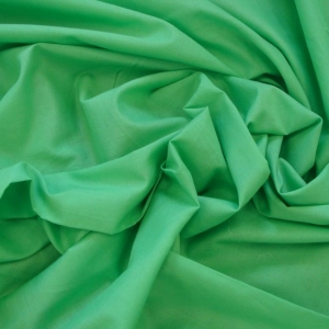 Однотонный батист зеленого цвета в качестве компаньона или подкладки под шитье арт. 436730. В составе хлопок, тактильно очень мягкий, изящный, колом не стоит.