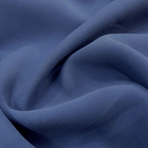 Костюмная ткань с диагональной выработкой цвета голубой джинсы. За счет нейлона в составе держит форму, хорошо струится. Подойдет для пошива брюк со стрелкой, жакета или юбки "по-косой".